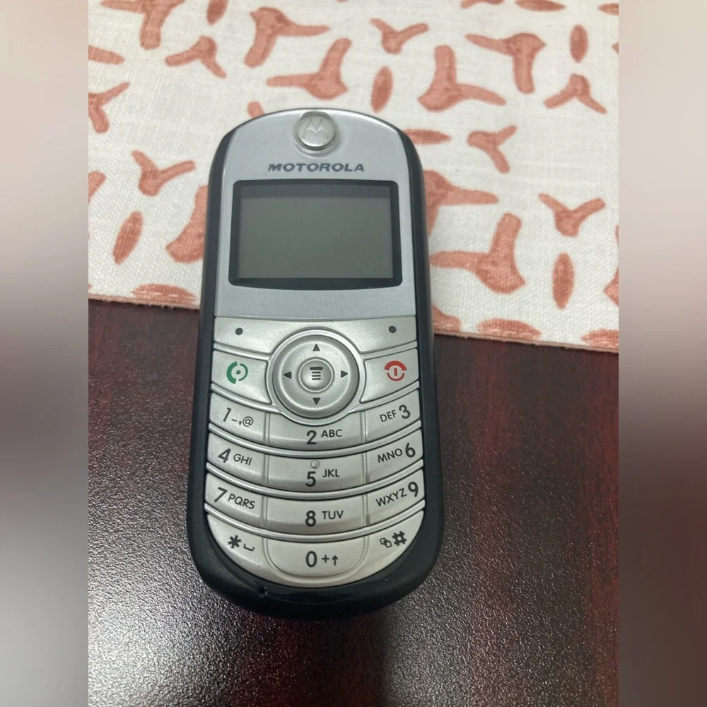 Motorola C139 cell phone basic call device TracFone network black silver